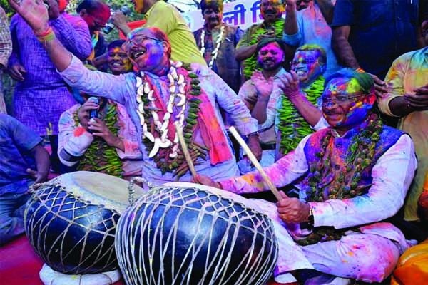 Raipur Press Club  पत्रकारों होली मिलन में अलग रंग में नजर आए CM: विष्‍णुदेव की धुन पर डिप्‍टी CM ने गाया फाग