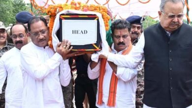 ASP Akash Rao अक्कू भैय्या जिंदाबाद के नारों के बीच सात वर्षीय बेटे ने शहीद एएसपी पिता को दी मुखाग्नि