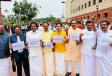 CG News छत्‍तीसगढ़ में इन 2 लोगों की गिरफ्तारी के विरोध में संसद के बाहर प्रदर्शन, BJP बोली...