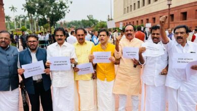 CG News छत्‍तीसगढ़ में इन 2 लोगों की गिरफ्तारी के विरोध में संसद के बाहर प्रदर्शन, BJP बोली...