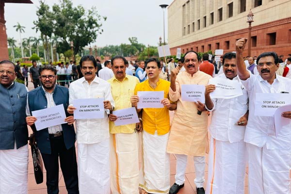 CG News छत्‍तीसगढ़ में इन 2 लोगों की गिरफ्तारी के विरोध में संसद के बाहर प्रदर्शन, BJP बोली...