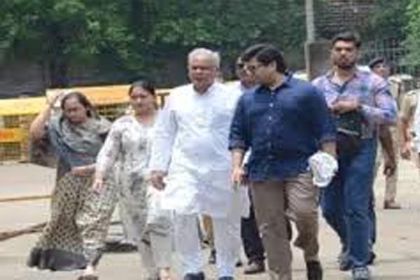 Chaitanya Baghel ईडी हिरासत में चैतन्‍य से मिले पूर्व सीएम: बेटी और बहू के साथ की मुलाकात, बघेल ने कहा...