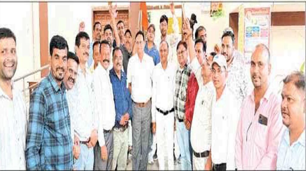 CG News ओपीएस लागू करने व संविदा कर्मियों के नियमितीकरण की मांग: महासंघ ने किया प्रदर्शन, अब 1 सितंबर से चलेगा....