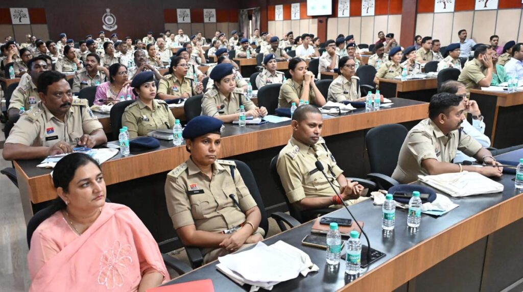 CG Police डीजीपी गौतम ने पुलिस वालों को कराया इस‍ बड़ी जिम्‍मेदारी का अहसास, बोले...