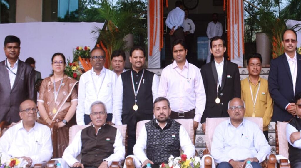 CSPC चेयरमैन के हाथों उत्कृष्ट सेवा के लिए पुरस्‍कृत हुए 13 विद्युतकर्मी: मिला कैश, पदक और प्रशस्ति पत्र