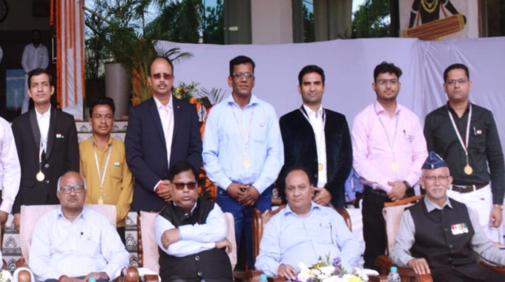 CSPC चेयरमैन के हाथों उत्कृष्ट सेवा के लिए पुरस्‍कृत हुए 13 विद्युतकर्मी: मिला कैश, पदक और प्रशस्ति पत्र