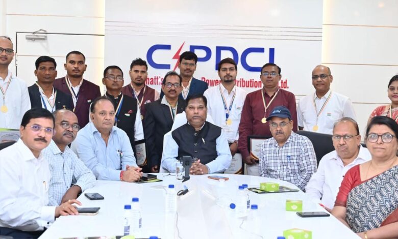 CSPDCL के उत्‍कृष्‍ट कर्मियों का सम्‍मान: इनमें गांव की बिजली बहाल करने उफनती पार करने वाले भी शामिल