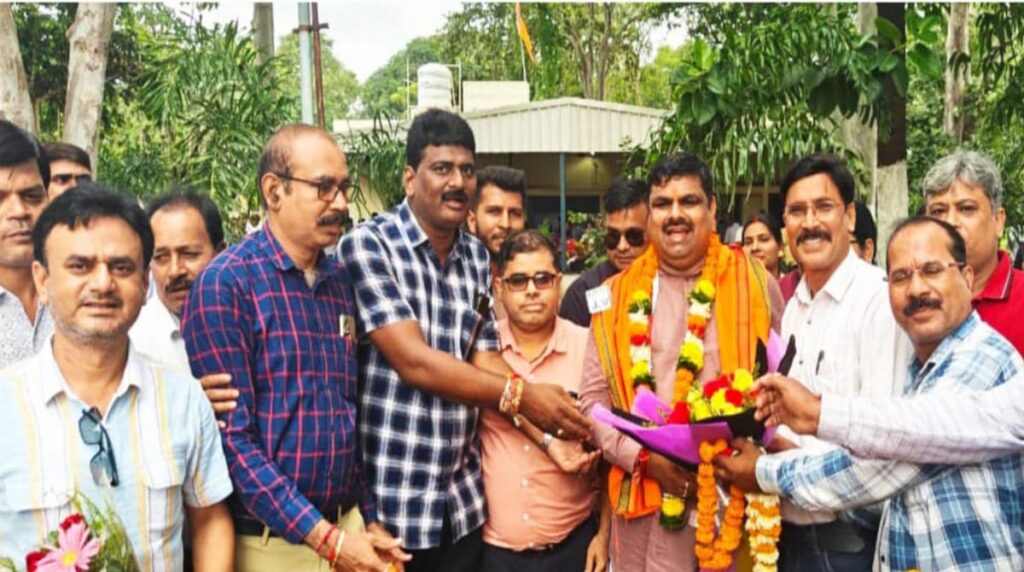 Education नए शिक्षा मंत्री का अभिनंदन: शालेय शिक्षक संघ ने शिक्षकों की समस्याओं से कराया अवगत