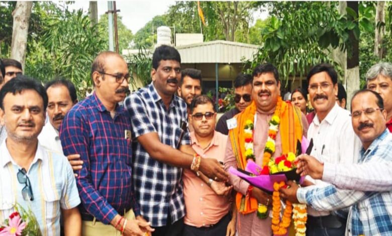 Education नए शिक्षा मंत्री का अभिनंदन: शालेय शिक्षक संघ ने शिक्षकों की समस्याओं से कराया अवगत