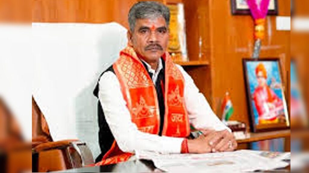 Ishwar Sahu कांग्रेस का अटैक: भाई का.. चाचा का… मामा का.. सबका पैसा ले रहा ईश्वर साहू!