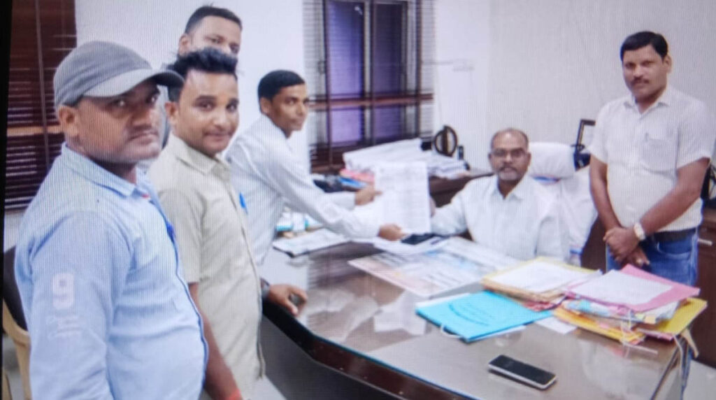 Meter Reader बिजली बिल हाफ बंद होने से दहशत में मीटर रीडर: प्रबंधन को कराया अवगत  