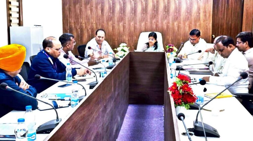 Solar Plant PM मोदी के कार्यालय से आईं IAS ने बिजली मुख्‍यालय में ली बैठक: इस योजना की समीक्षा...