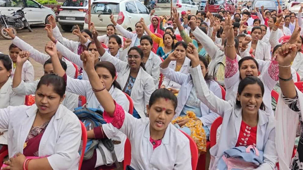 CG NHM 16000 कर्मचारियों ने एक साथ दिया इस्तीफा: सरकार की तरफ से दी गई है बर्खास्त करने की चेतावनी