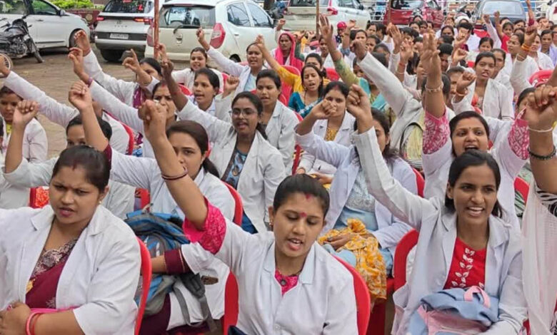 CG NHM 16000 कर्मचारियों ने एक साथ दिया इस्तीफा: सरकार की तरफ से दी गई है बर्खास्त करने की चेतावनी