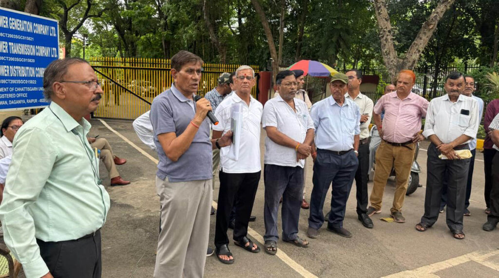 CSPC बिजली कंपनी मुख्याेलय के सामने महासंघ का अनुठा प्रदर्शन: 11 सूत्रीय मांगों का सौंपा ज्ञापन