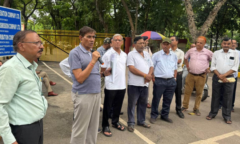 CSPC बिजली कंपनी मुख्याेलय के सामने महासंघ का अनुठा प्रदर्शन: 11 सूत्रीय मांगों का सौंपा ज्ञापन