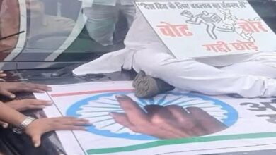 Congress छत्तीसगढ़ के कांग्रेस MLA पर लगा राष्ट्री चिन्ह के आपमान का आरोप: अशोक चक्र पर जूता पहने सेल्फी लेते आए नजर....