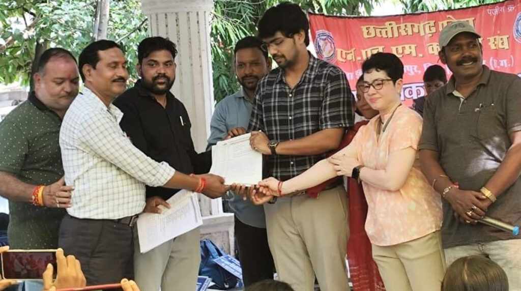 NHM कर्मचारियों के समर्थन में उतरा महासंघ: ज्ञापन के साथ दिया बादाम, ताकि नेताओं ठीक रहे याददाश्त