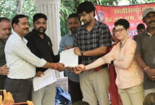 NHM कर्मचारियों के समर्थन में उतरा महासंघ: ज्ञापन के साथ दिया बादाम, ताकि नेताओं ठीक रहे याददाश्त