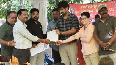 NHM कर्मचारियों के समर्थन में उतरा महासंघ: ज्ञापन के साथ दिया बादाम, ताकि नेताओं ठीक रहे याददाश्त