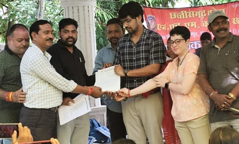 NHM कर्मचारियों के समर्थन में उतरा महासंघ: ज्ञापन के साथ दिया बादाम, ताकि नेताओं ठीक रहे याददाश्त