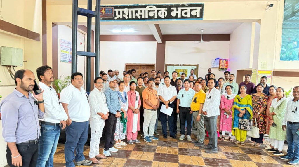 Bijli छत्तीसगढ़ बिजली कर्मचारी महासंघ के आंदोलन की बढ़ी ताकत: समर्थन में आया इंजीनियरों का संगठन