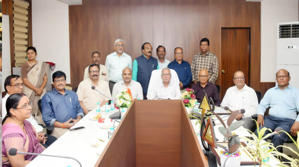 CSPC पावर कंपनी में विदाई समारोह: लंबी सेवा के बाद सेवानिवृत्त हुए कर्मवीरों का एमडी ने किया सम्मान