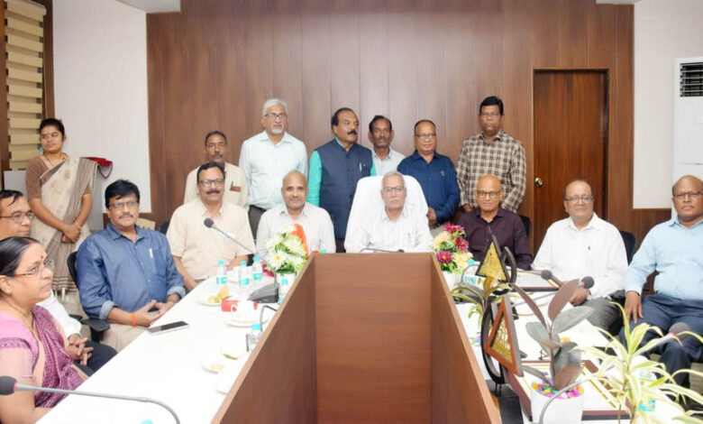 CSPC पावर कंपनी में विदाई समारोह: लंबी सेवा के बाद सेवानिवृत्त हुए कर्मवीरों का एमडी ने किया सम्मान