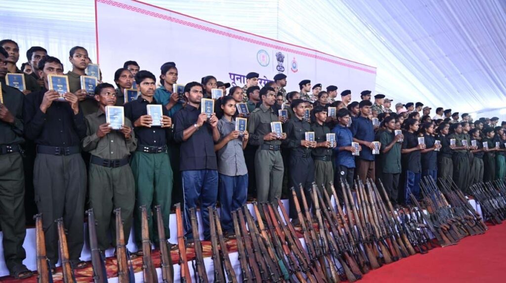 Naxalite surrender बस्तर में रिकार्ड 210 नक्सलियों ने किया सरेंडर: हथियार छोड़ थामा संविधान