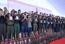 Naxalite surrender बस्तर में रिकार्ड 210 नक्सलियों ने किया सरेंडर: हथियार छोड़ थामा संविधान