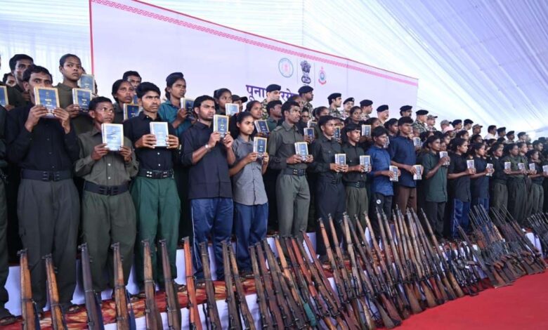 Naxalite surrender बस्तर में रिकार्ड 210 नक्सलियों ने किया सरेंडर: हथियार छोड़ थामा संविधान