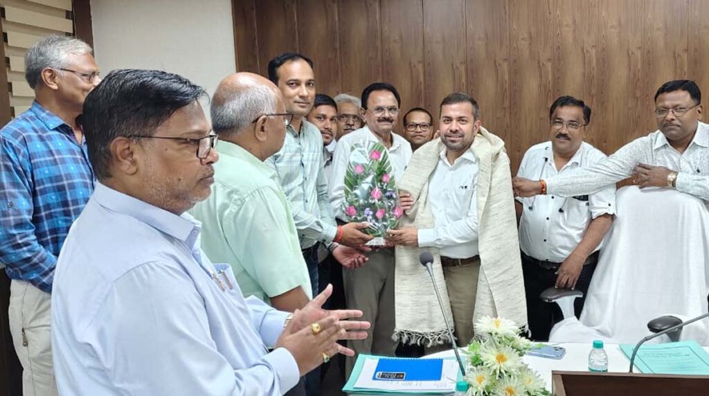 OPS बिजली कंपनी में ओपीएस की बहाली के संकेत: महासंघ के साथ बैठक में चेयरमैन डॉ. रोहित यादव ने बताया...