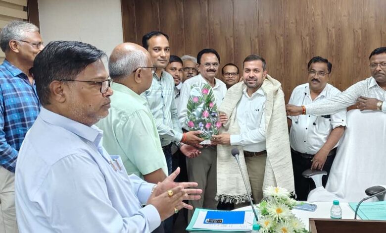 OPS बिजली कंपनी में ओपीएस की बहाली के संकेत: महासंघ के साथ बैठक में चेयरमैन डॉ. रोहित यादव ने बताया...