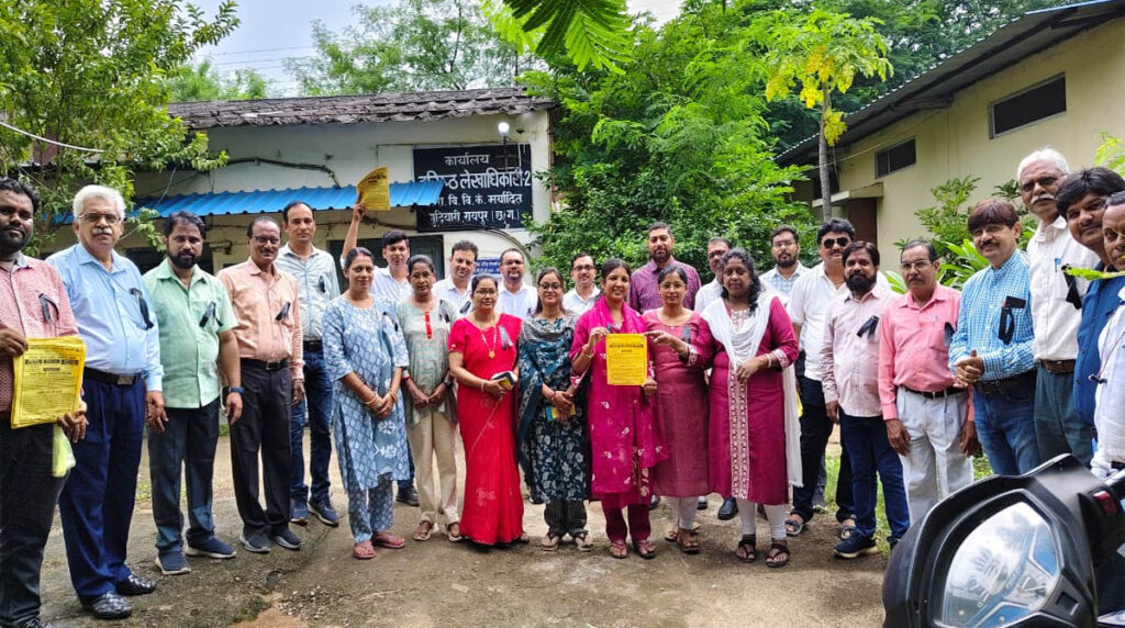 sanvida काली पट्टी लगाकर काम पर पहुंचे बिजली कर्मचारियों ने लंच टाइम में की जमकर नारेबाजी