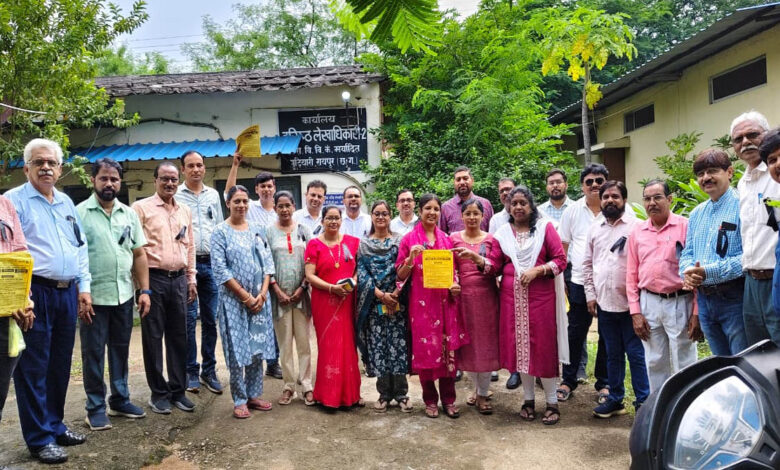 sanvida काली पट्टी लगाकर काम पर पहुंचे बिजली कर्मचारियों ने लंच टाइम में की जमकर नारेबाजी