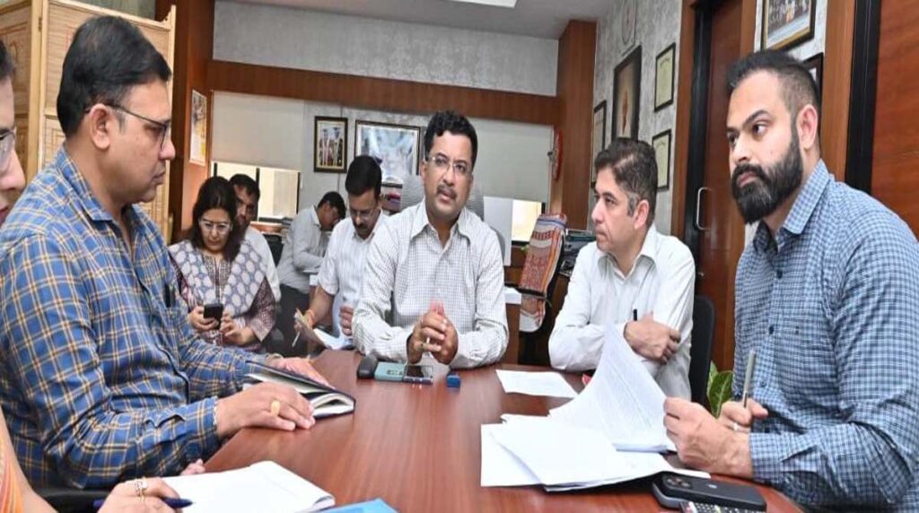 Sickle cell छत्तीयसगढ़ के आदिवासी क्षेत्रों में एम्सर के साथ मिलकर स्वािस्य्र् विभाग चलाएगा विशेष अभियान, डोर-टू-डोर होगी स्क्रीनिंग