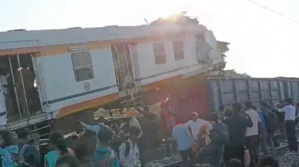 Breaking News छत्तीसगढ़ में बड़ी रेल दुर्घटना: माल गाड़ी से टकराई पैसेंजर ट्रेन, 10 लोगों के मौत की खबर