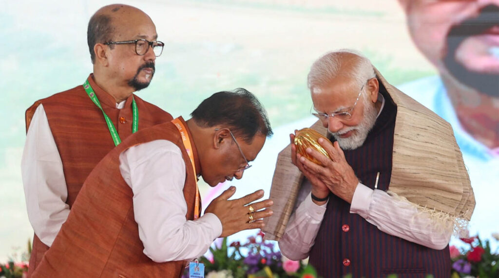 CG Rajyotsav  राज्योत्सव के मंच से पीएम ने राहुल गांधी पर साधा निशाना: जानिए- किस बात पर भाउक हुए मोदी