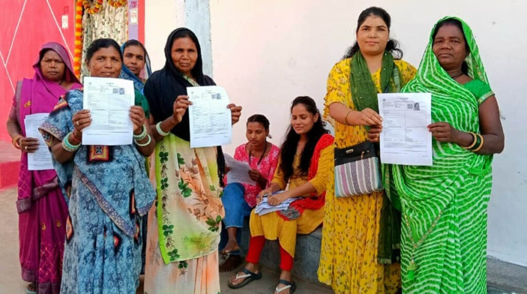 SIR In Chhattisgarh छत्तीसगढ़ में घर-घर पहंच रहे BLO: 5 दिनों में करीब 30 लाख मतदाताओं तक पहुंचे, मैदान में CEI भी, देखिए फोटो