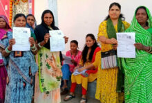 SIR In Chhattisgarh छत्तीसगढ़ में घर-घर पहंच रहे BLO: 5 दिनों में करीब 30 लाख मतदाताओं तक पहुंचे, मैदान में CEI भी, देखिए फोटो