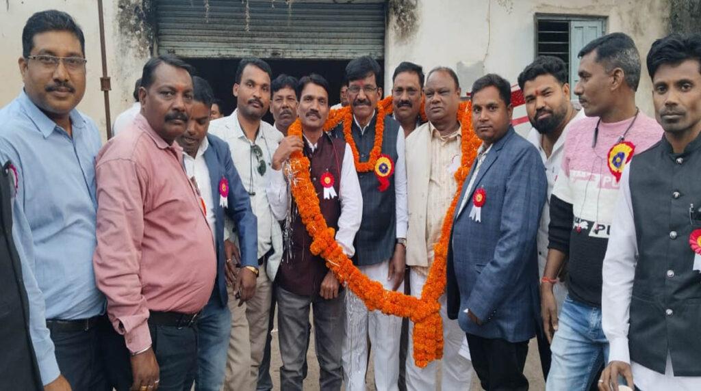 CG News लघु वेतन शासकीय चतुर्थ वर्ग कर्मचारी संघ की रविवार को राजधानी रायपुर में बैठक हुई, इसमें तीन बड़े निर्णय लिए गए हैं।