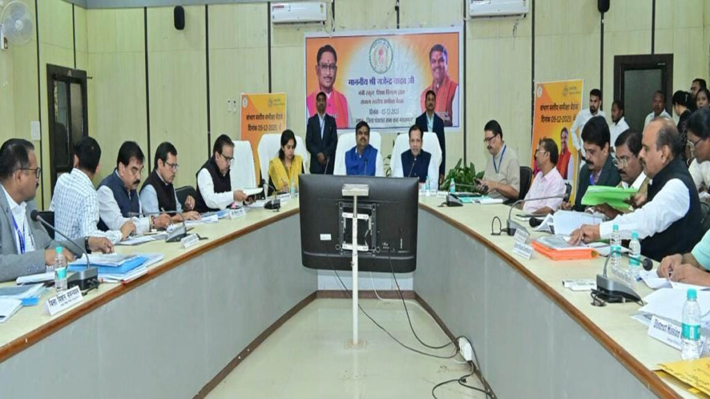 education स्कूल शिक्षा मंत्री की क्लािस: किया आगाह- बच्चों की बेहतर शिक्षा में किसी भी प्रकार की लापरवाही हुई तो...