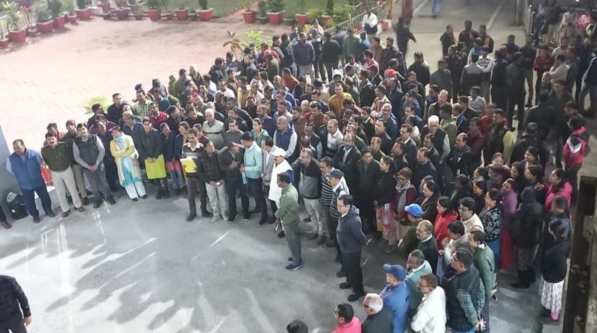 Korba बिजली इंजीनियरों ने कोरबा में शक्ति प्रदर्शन: चेयरमैन के नाम हसदेव ताप विद्युत गृह के मुख्य अभियंता को सौंपा ज्ञापन