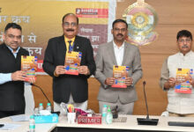 PHQ वित्ती नियंत्रक शंकर झा की पुस्तदक, भंडार क्रय नियम और जेम पोर्टल से खरीदी का डीजीपी ने किया विमोचन