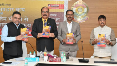 PHQ वित्ती नियंत्रक शंकर झा की पुस्तदक, भंडार क्रय नियम और जेम पोर्टल से खरीदी का डीजीपी ने किया विमोचन