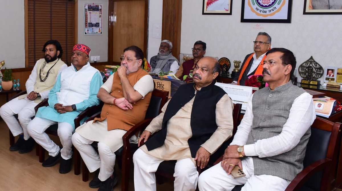 CG Vidhansabha विधान सभा के वर्ष 2026 के कैलेंडर और डायरी का स्पी‘कर अध्यक्ष डॉ. रमन सिंह ने किया विमोचन