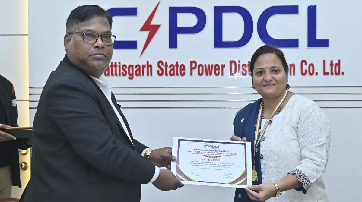 CSPDCL MD के हाथों सम्मानित हुए CSPDCL के दस कर्मवरी: उल्लेखनीय कार्य करने वाले बिजली कर्मी हुए सम्मानित
