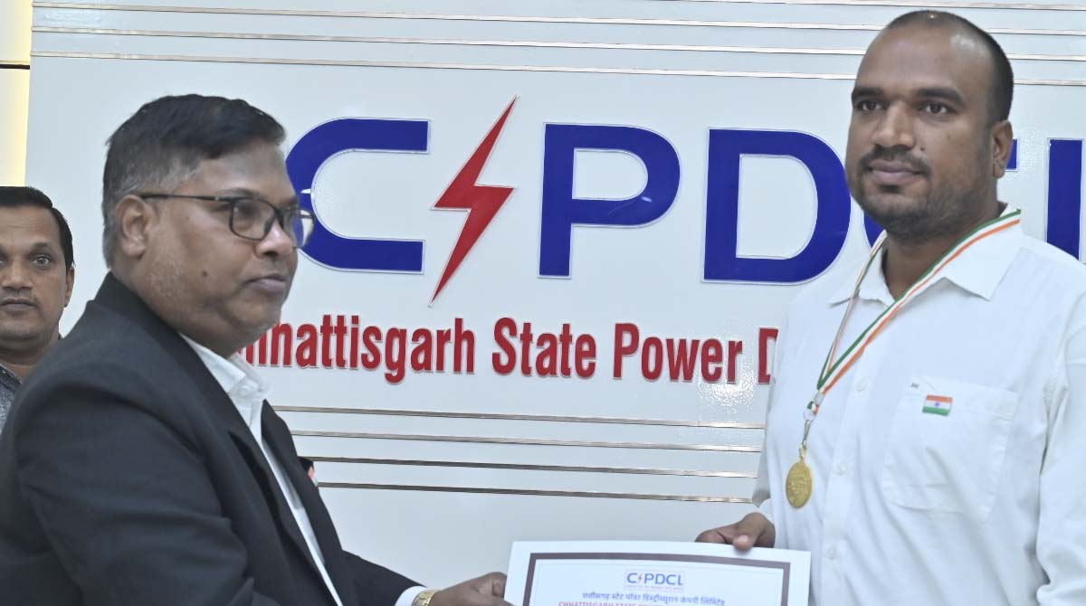 CSPDCL MD के हाथों सम्मानित हुए CSPDCL के दस कर्मवरी: उल्लेखनीय कार्य करने वाले बिजली कर्मी हुए सम्मानित