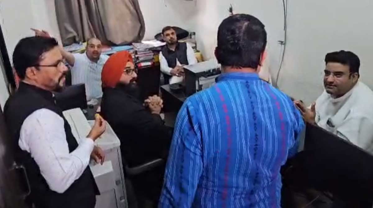 Vikash Tiwari झीरम पर कांग्रेस में घमासान: पार्टी नेताओं का नार्को टेस्ट की मांग करने वाले विकास तिवारी, सबूत लेकर पहुंचे कांग्रेस मुख्यालय!