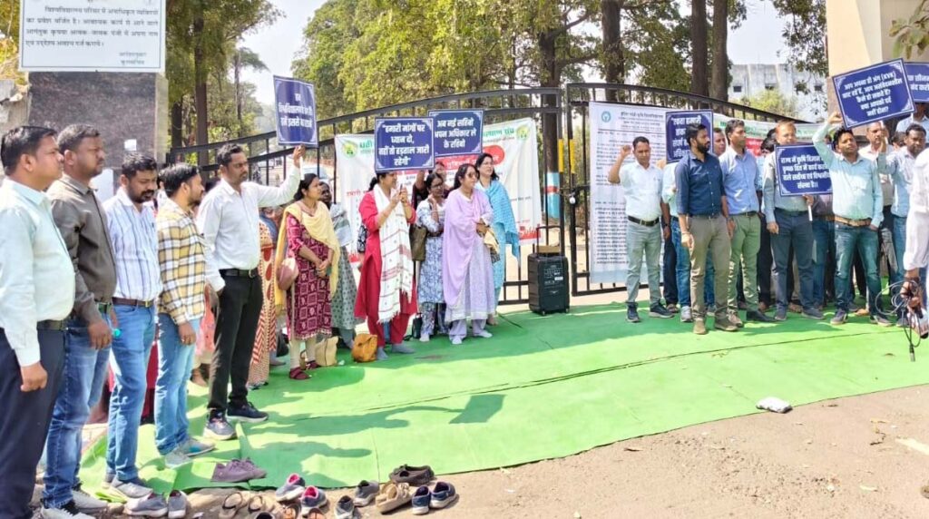 CG विधानसभा के सत्र के बीच अनिश्विकालीन हड़ताल पर चले गए अधिकारी और कर्मचारी: प्रशासन पर लगाया यह आरोप  